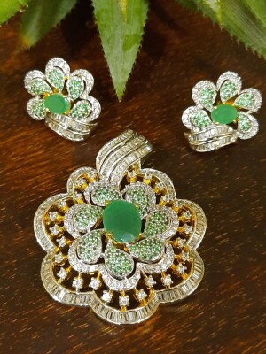 Floral emerald n diamond luxurious design pendant set