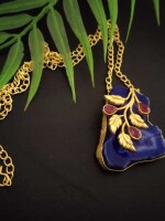 Irregular agates leaves -16 gold plated foil and zircon stones makes a minimalist stunning piece.