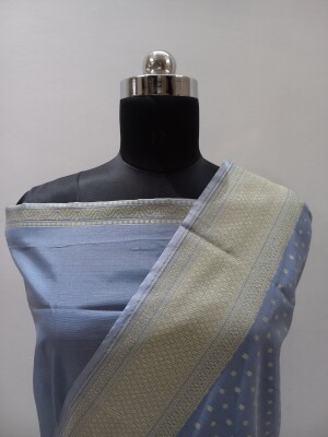 Banarasi Cotton Mercerised Handloom Saree – a masterpiece that seamlessly combines the rich heritage of Banarasi weaving with the finesse of cotton