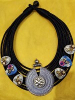 Stylish indo-western neckpiece