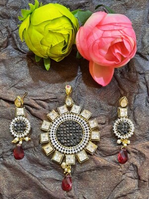 Graceful black round pendant and earrings set perfect for any occasion